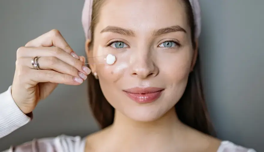 Peeling enzymatyczny na suchą czy mokrą skórę - która metoda jest lepsza?