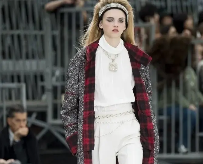 Jak chodzą modelki? Odkryj sekrety ich wyjątkowego stylu na wybiegu