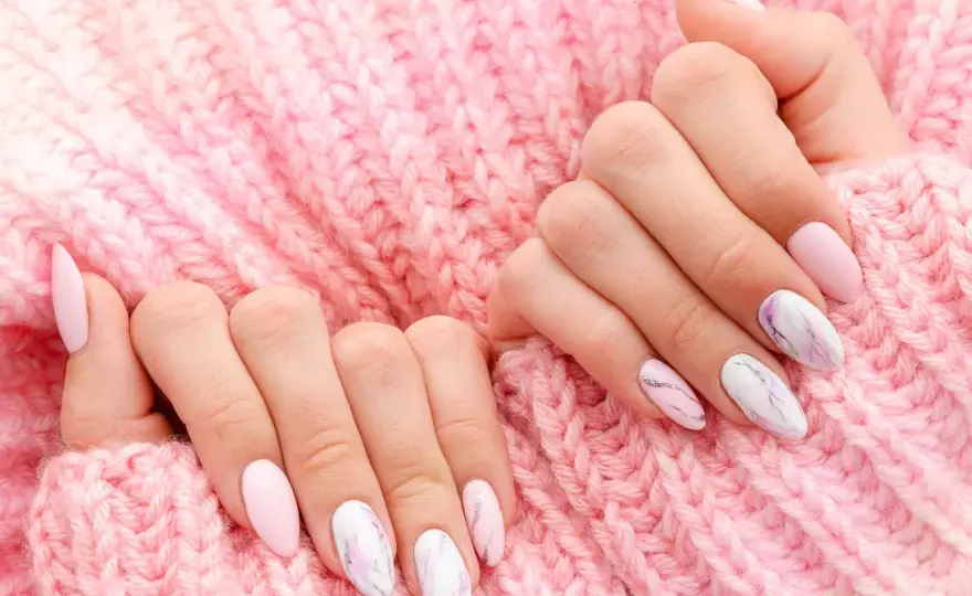 Manicure hybrydowy krok po kroku - trwałość, ceny i zdejmowanie
