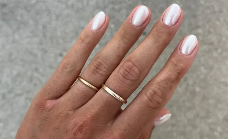 French manicure w klasycznej wersji - jak zrobić lekki efekt?