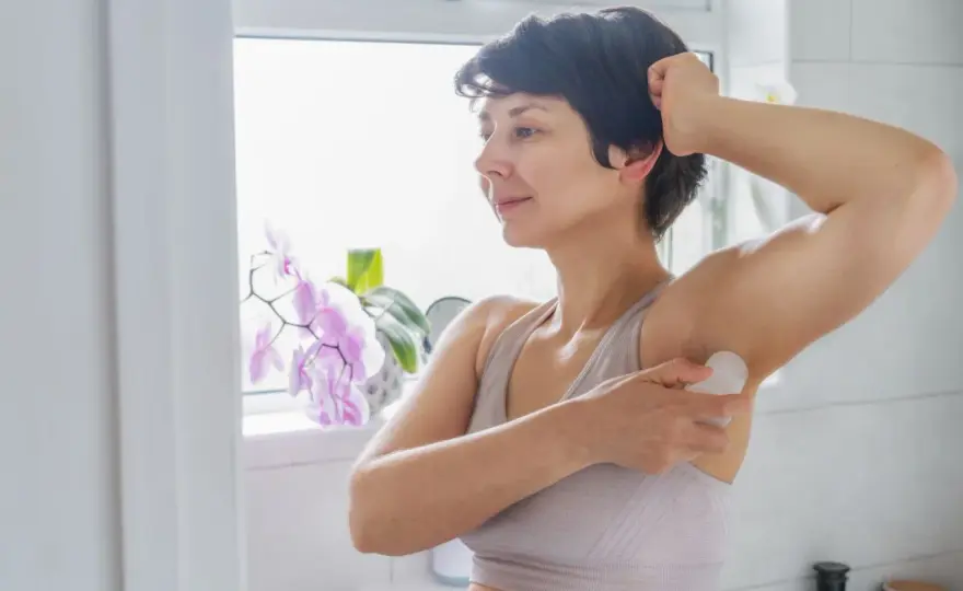 Ałun potasowy - jak działa i czy faktycznie zastąpi antyperspirant?