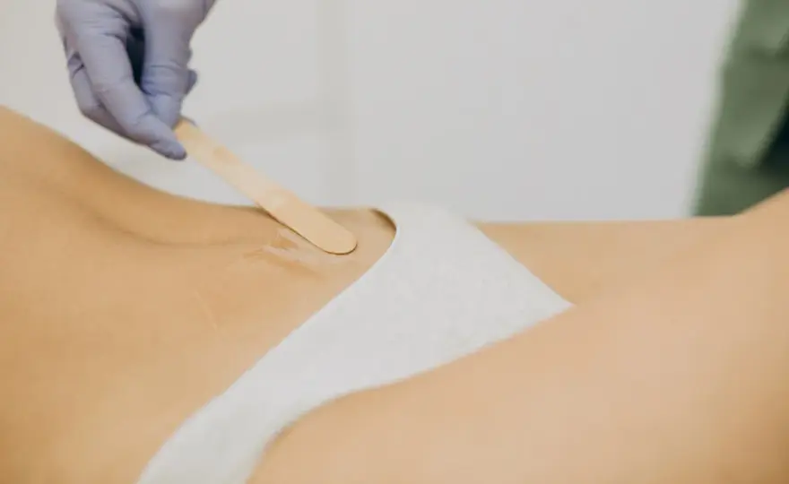 Jaki wosk do depilacji miejsc intymnych? Odkryj najlepsze opcje bez bólu