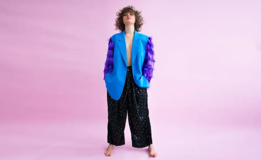 Moda lat 80. - Jak nosić kultowe trendy bez efektu przebrania?