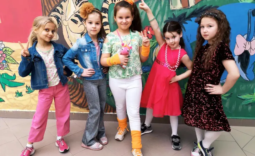 Styl disco bez efektu przebrania - Jak nosić blask z klasą?