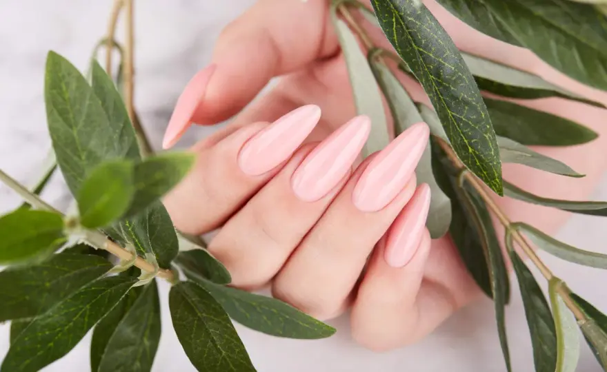 Eleganckie paznokcie do pracy - jak wybrać idealny manicure