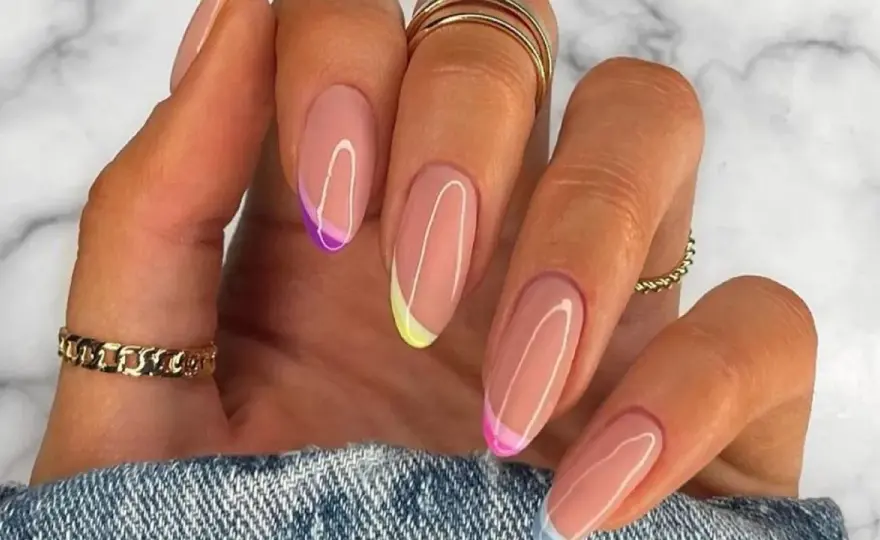 French manicure z ozdobnymi wzorami - eleganckie inspiracje