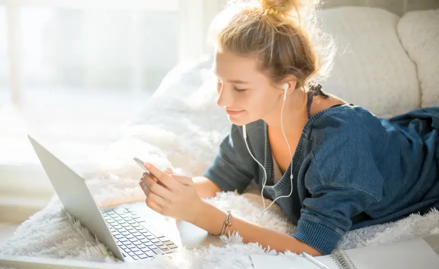 Cyfrowy styl życia: jak platformy online zmieniają codzienne wybory Polaków