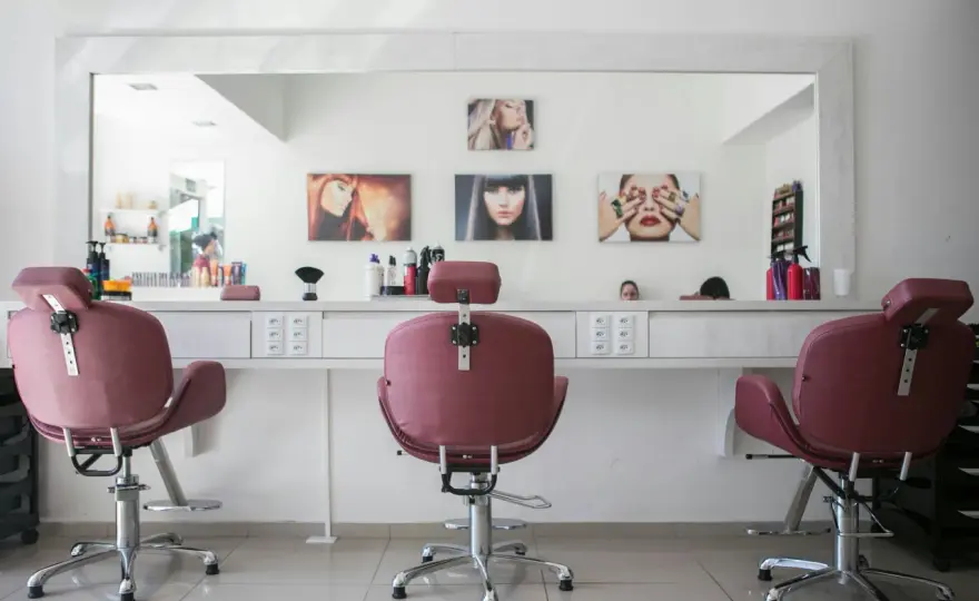 Personalizacja przestrzeni beauty: jakie trendy dekoracyjne zdobywają popularność w salonach kosmetycznych