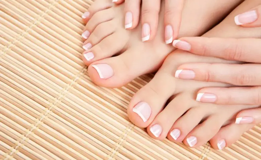 French na stopach - jak zrobić lekki i elegancki pedicure?