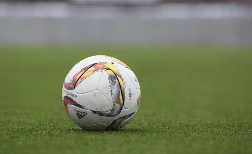 Finanse Sportowców: Jak Gwiazdy Sportu Uczą Się Zarządzać Wielkimi Pieniędzmi