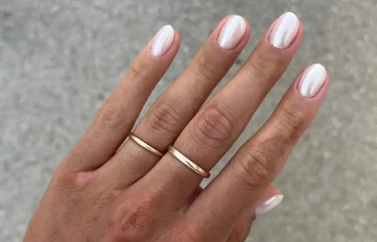 French manicure w klasycznej wersji - jak zrobić lekki efekt?