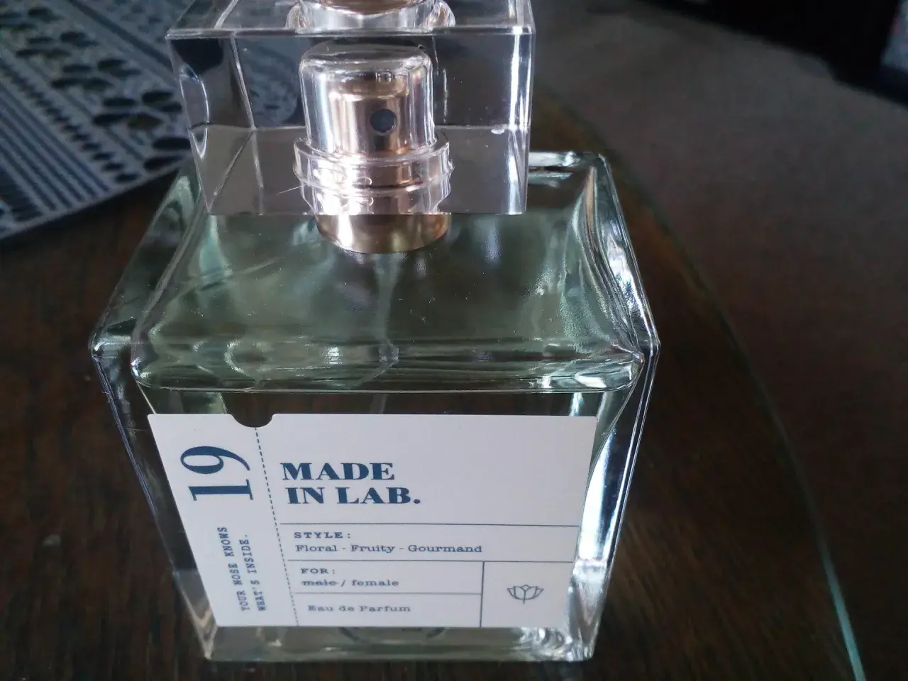 Perfumy MADE IN LAB. 19, odpowiednik o zapachu kwiatowo-owocowo-gourmand, dla kobiet i mężczyzn.