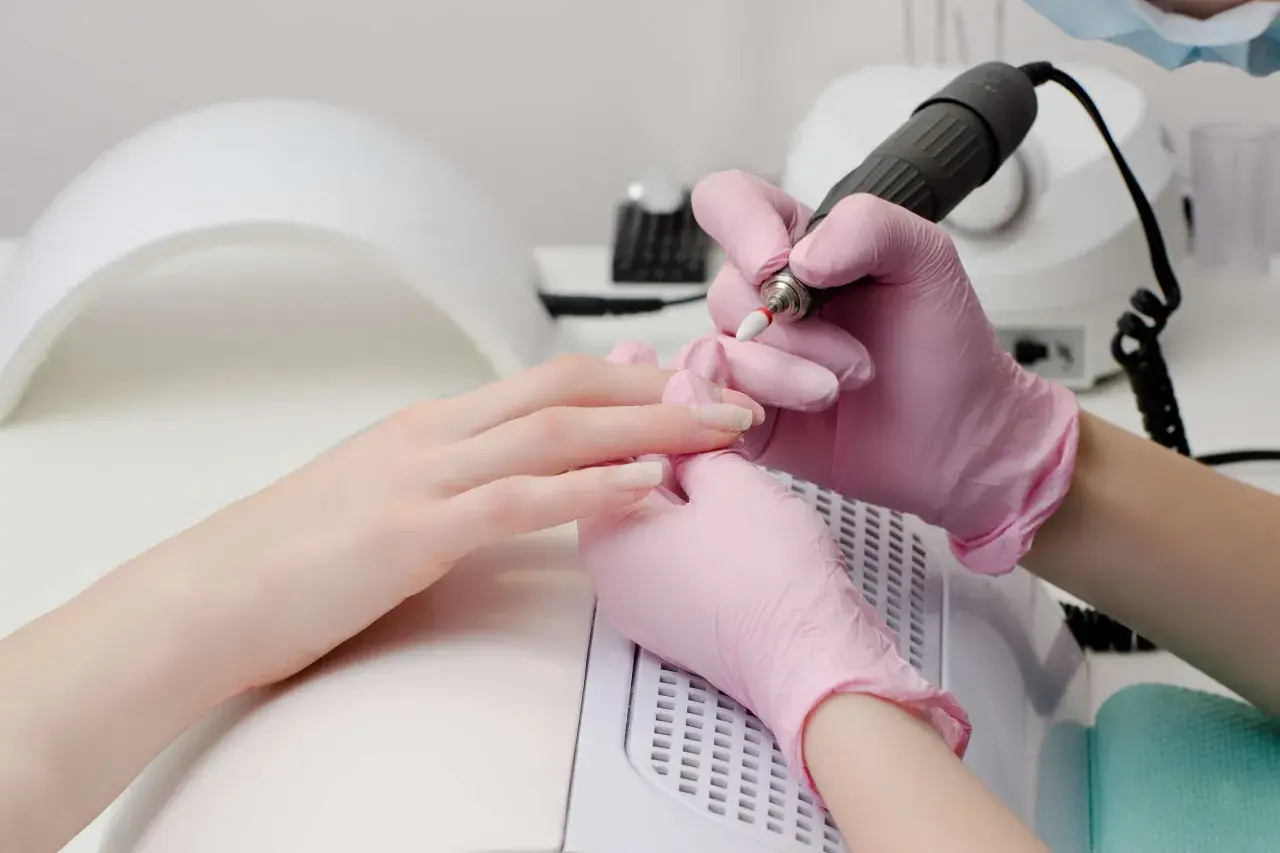 Manicure frezarkowy co to? Poznaj zalety i techniki tej metody