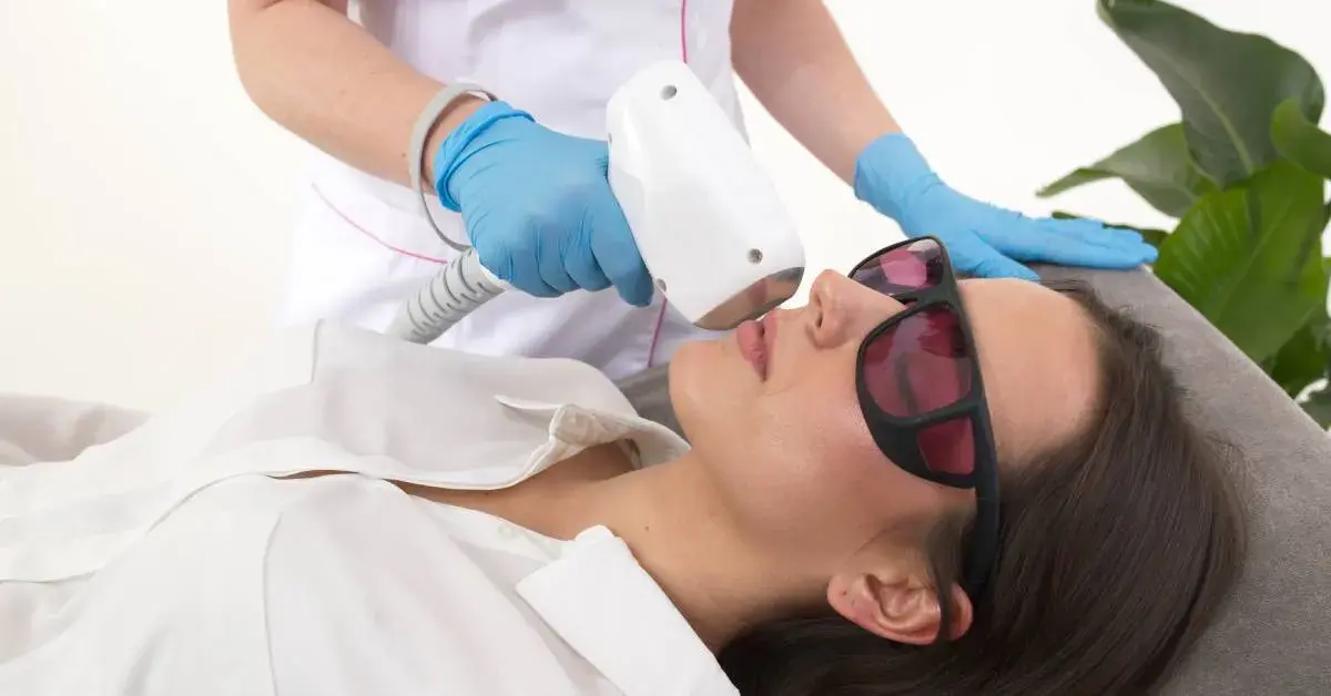 Ile kosztuje depilacja laserowa wąsika? Ceny w różnych salonach