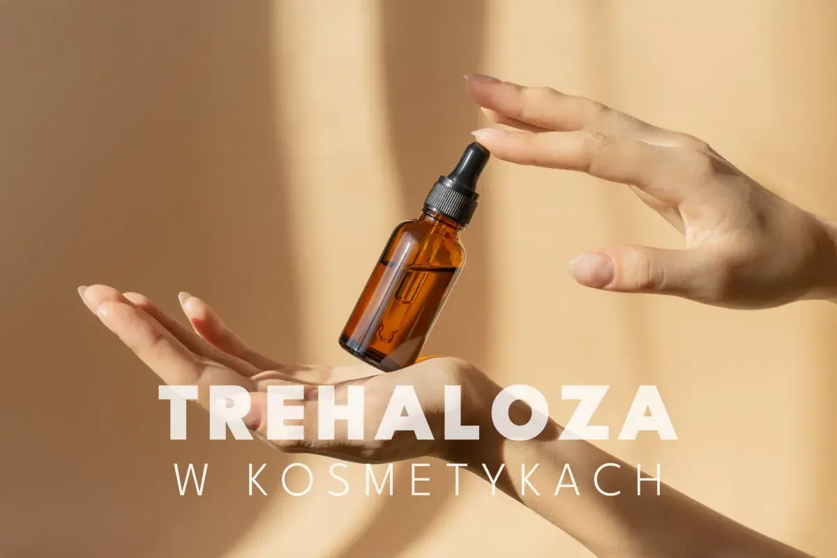 Dwie dłonie trzymają buteleczkę z serum. Napis "TREHALOZA W KOSMETYKACH" wyjaśnia, co to jest trehaloza i jej zastosowanie.