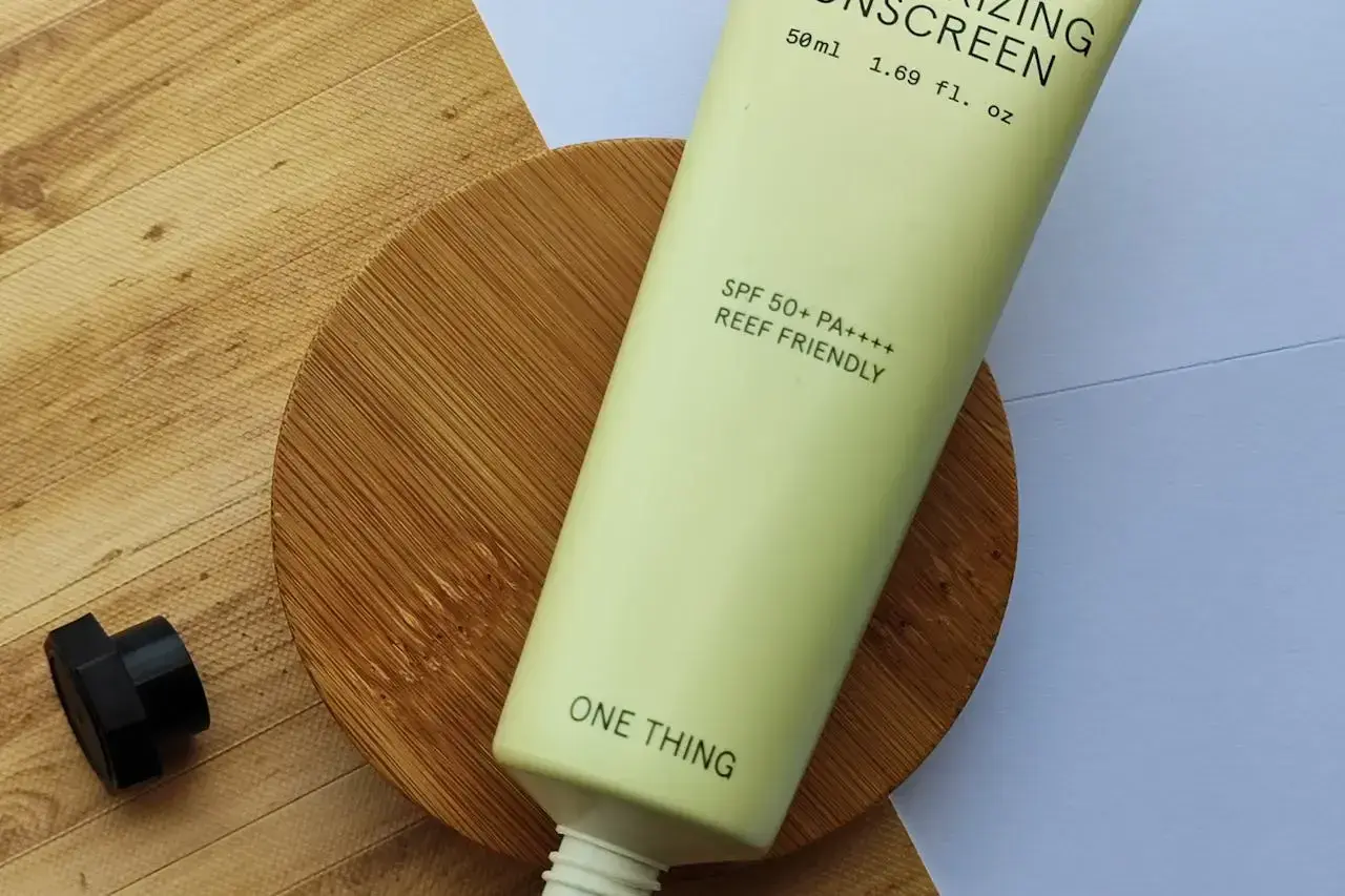 Jasny tubka z filtrem SPF 50+ PA++++, idealna do codziennej pielęgnacji. Zastanawiasz się, najpierw krem czy spf? Ten produkt łączy obie funkcje.