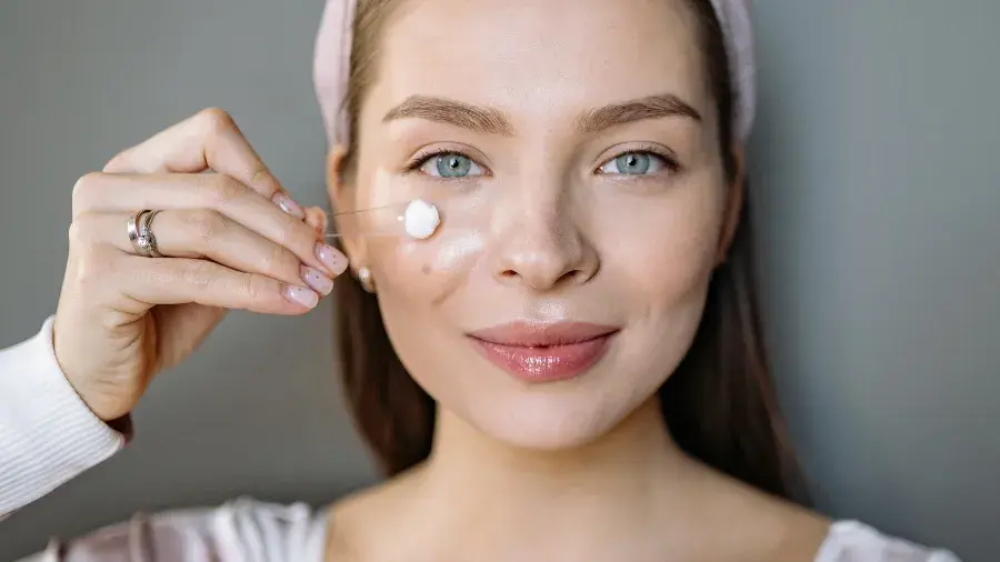 Peeling enzymatyczny na suchą czy mokrą skórę - która metoda jest lepsza?