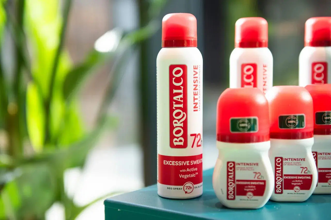 Borotalco opinie: seria dezodorantów w sprayu i kulce, zapewniających 72h ochronę przed nadmiernym poceniem.