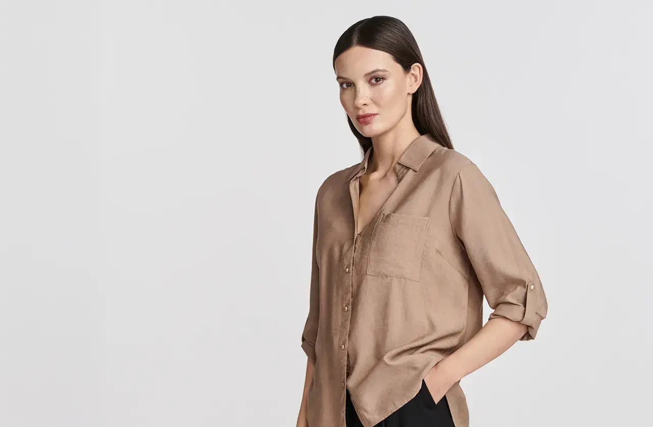 Elegancka koszula w kolorze mokka, z podwiniętymi rękawami i kieszonką na piersi.