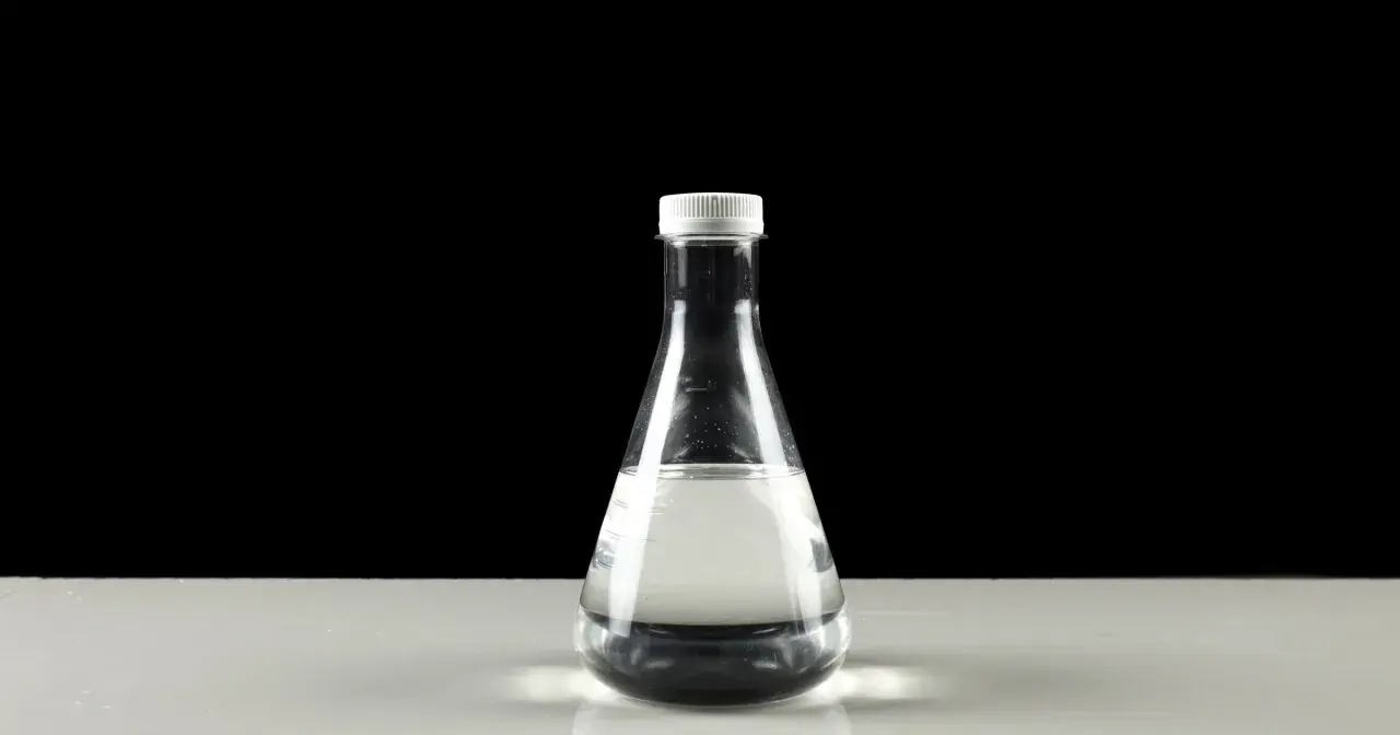 Przezroczysta butelka z płynem, być może glicerol co to jest? Substancja nawilżająca, stosowana w kosmetykach i farmacji.