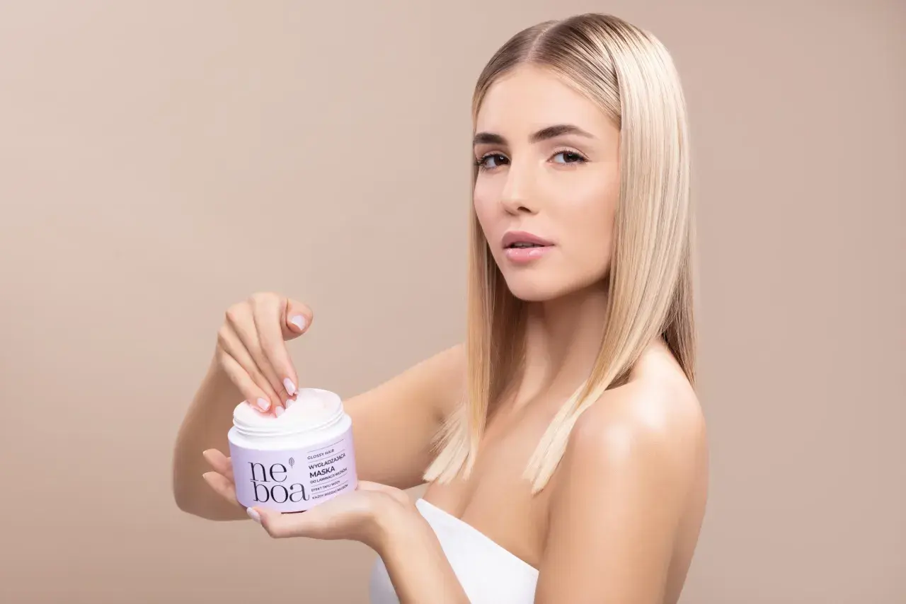 Blondynka z maską do włosów Neboa. Jej opinie o produkcie są pozytywne, włosy lśnią.