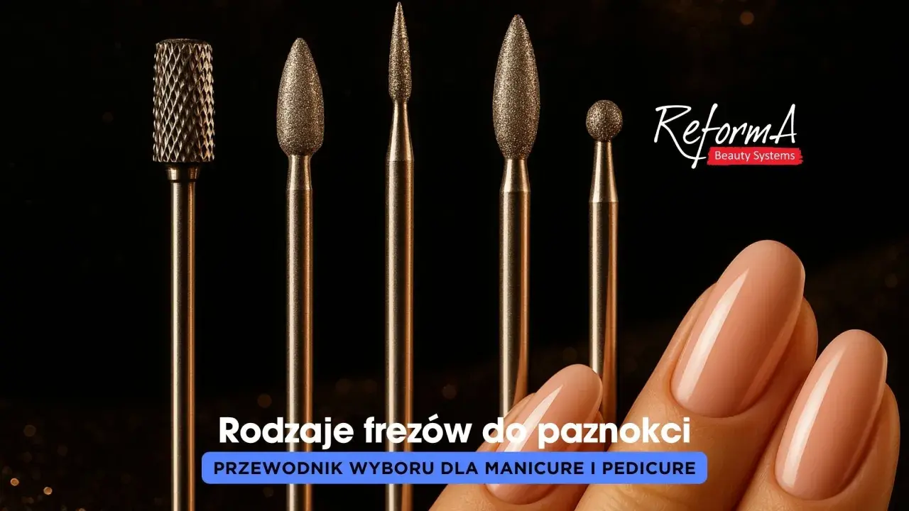 Pięć różnych frezów do paznokci, od grubego po drobny, obok perfekcyjnie wykonanego manicure.
