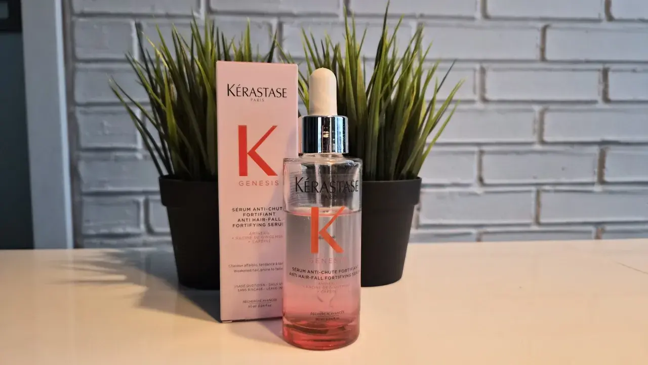 Serum Kérastase Genesis, który według wielu **kerastase opinie** pomaga w walce z wypadaniem włosów.