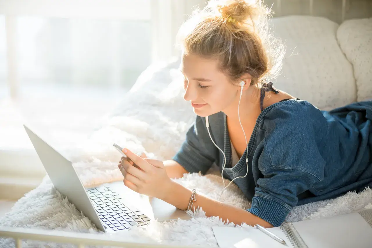 Cyfrowy styl życia: jak platformy online zmieniają codzienne wybory Polaków