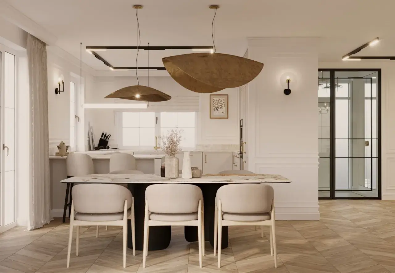Elegancka jadalnia z marmurowym stołem i beżowymi krzesłami, oświetlona designerskimi lampami. To kwintesencja quiet luxury.
