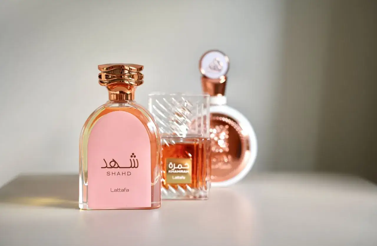Eleganckie perfumy Lattafa: różowy Shahd i bursztynowy Khamrah. Wiele osób chwali te zapachy, a tagomago opinie potwierdzają ich jakość.