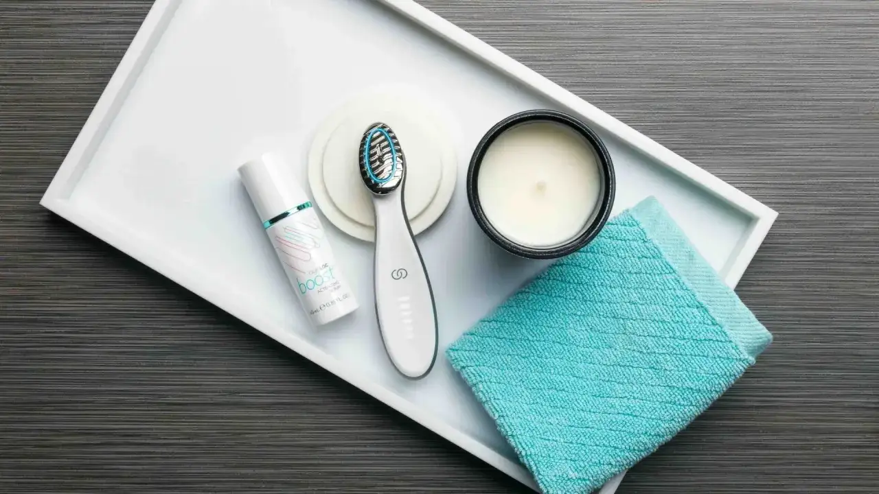 Zestaw do pielęgnacji: serum, urządzenie, świeca i ręcznik. Wiele pozytywnych nu skin opinie o tym zestawie.