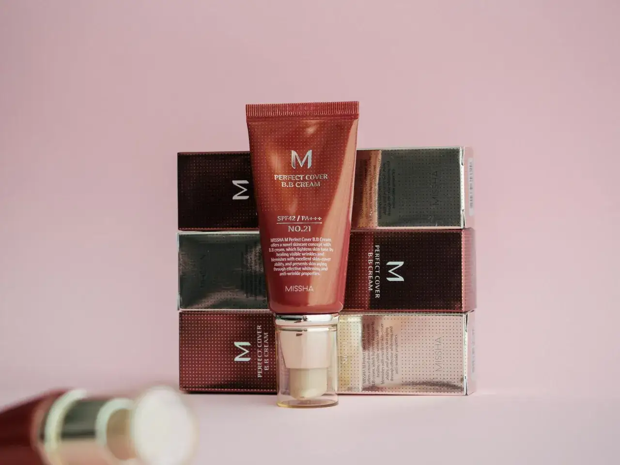 Krem CC Missha Perfect Cover BB Cream SPF42 to sekret idealnej cery. Wygładza, rozjaśnia i chroni przed starzeniem.