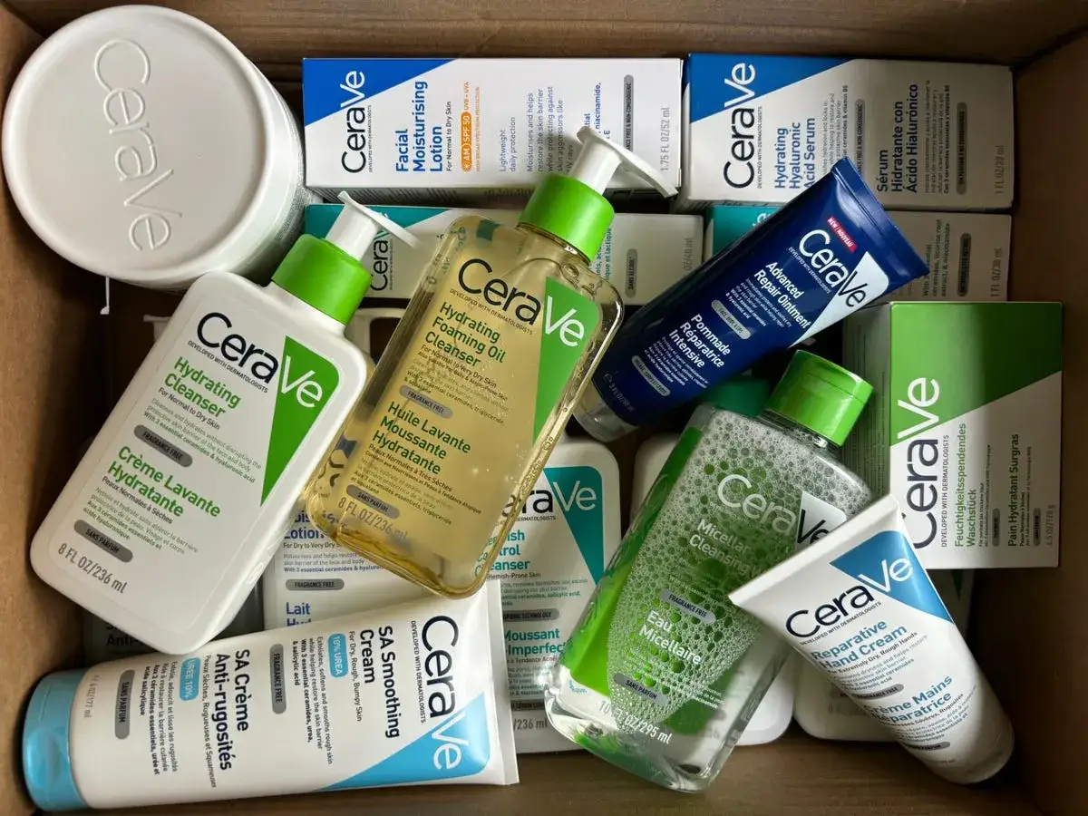 Duże opakowanie produktów CeraVe: kremy, żele, balsamy. Wiele osób chwali sobie te kosmetyki, a opinie o CeraVe są zazwyczaj pozytywne.