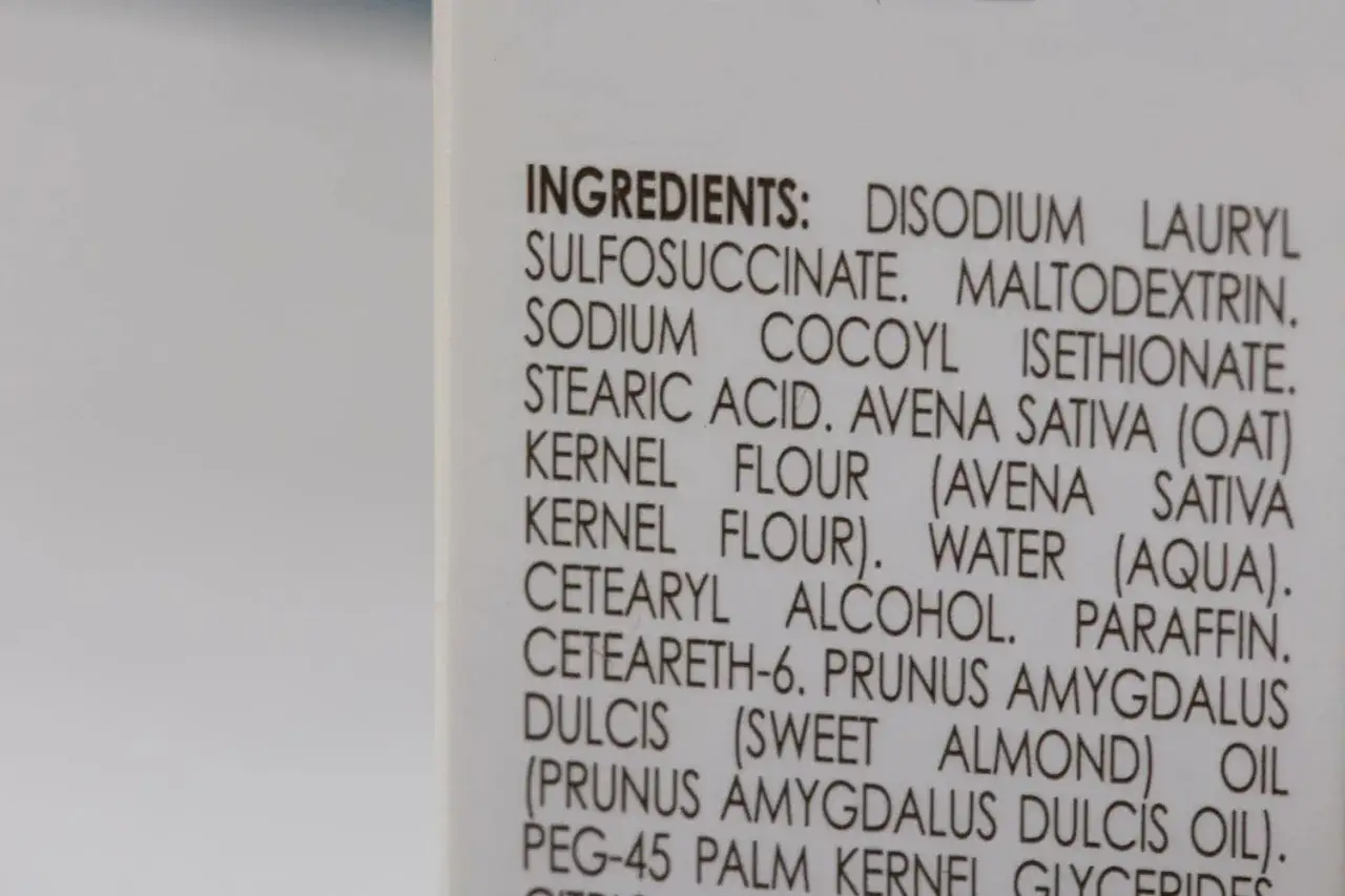 Składniki kosmetyku: disodium lauryl sulfosuccinate, maltodekstryna, olej migdałowy.