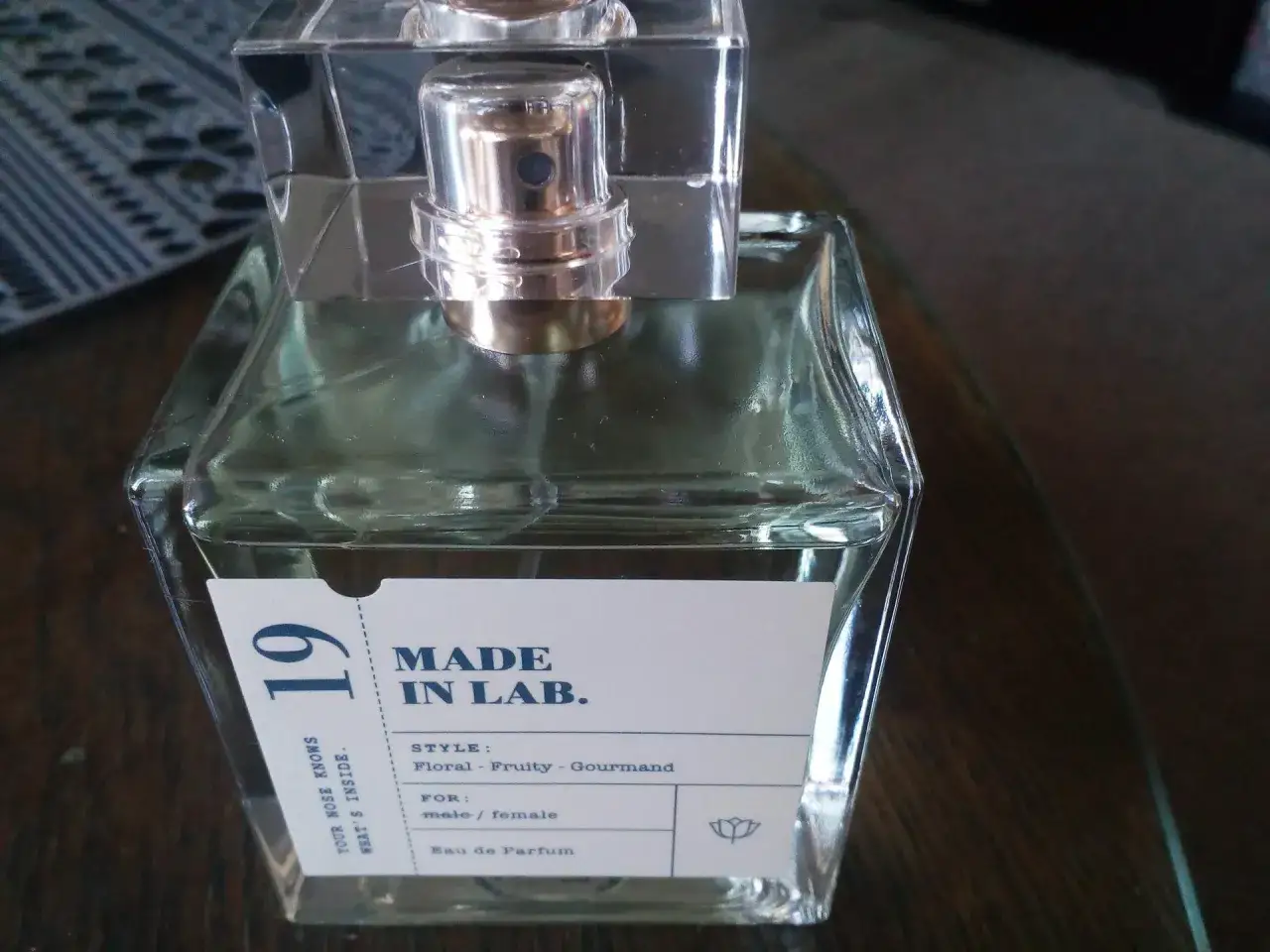 Perfumy MADE IN LAB. 19, odpowiednik o zapachu kwiatowo-owocowo-gourmand. Idealne dla niego i dla niej.