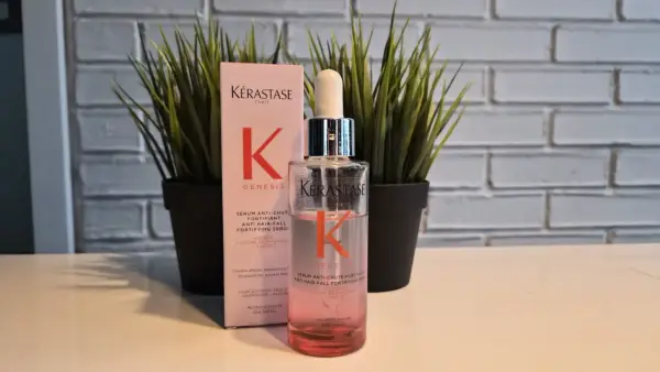 Serum Kérastase Genesis, który według wielu **kerastase opinie** pomaga w walce z wypadaniem włosów.