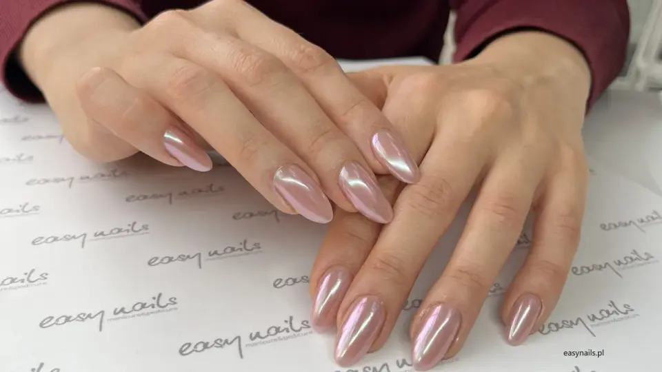 Lustrzany manicure - jak zrobić efekt lustra bez smug