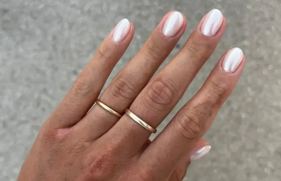 French manicure w klasycznej wersji - jak zrobić lekki efekt?